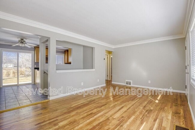 Building Photo - 1365 S Grape St