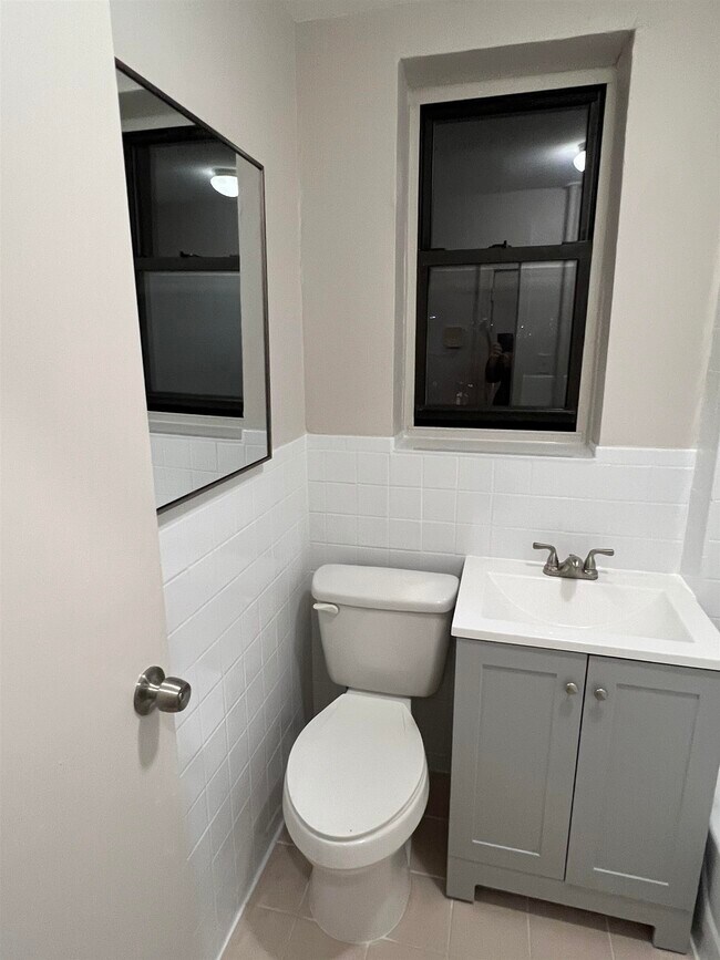 Foto del edificio - 50 Reservoir Ave