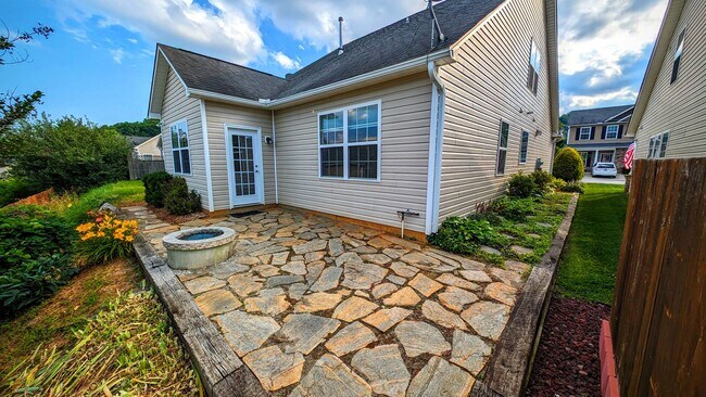 Foto del edificio - 3/2.5 House in Arden Near Long Shoals Exit