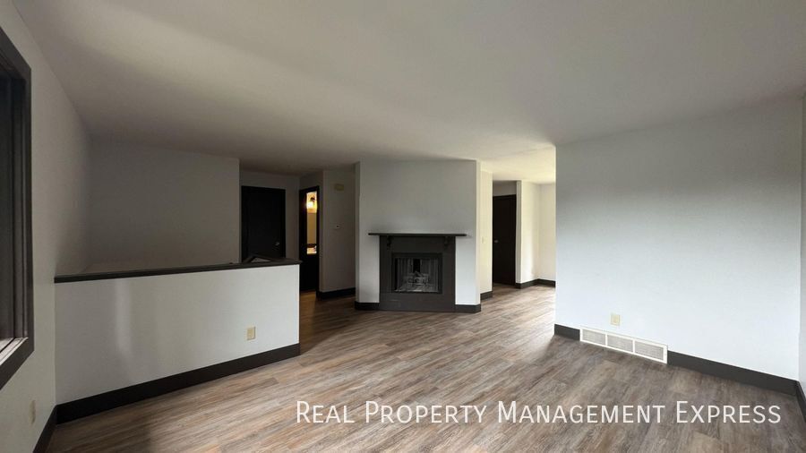 Primary Photo - Amazing 3 Bedroom 2.5 Bath duplex with att...