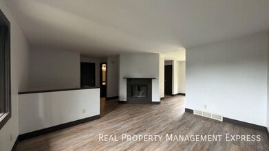 Building Photo - Amazing 3 Bedroom 2.5 Bath duplex with attached garage and fenced yard!