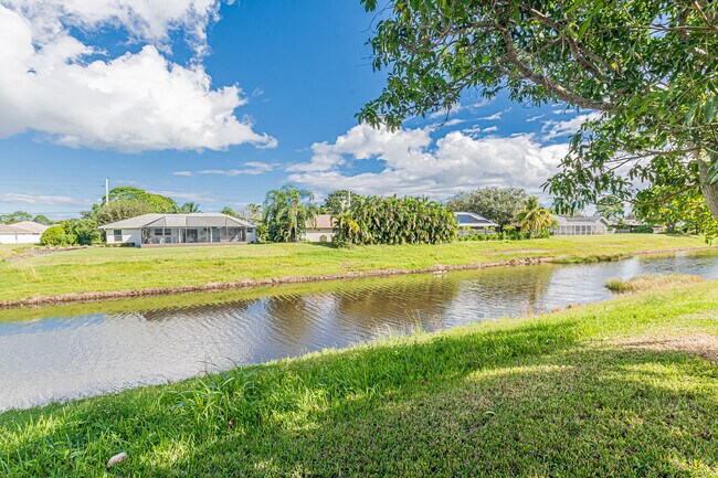 Foto del edificio - 409 SW Whitmore Dr