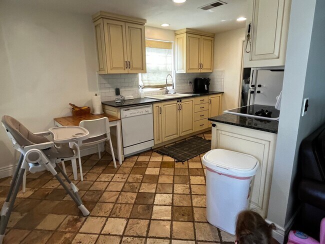Building Photo - 924 W 1020 N