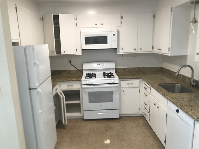 Kitchen - 515 Kains Ave