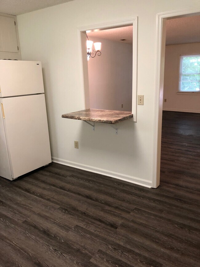 Kitchen bar area - 4250 McClure Dr