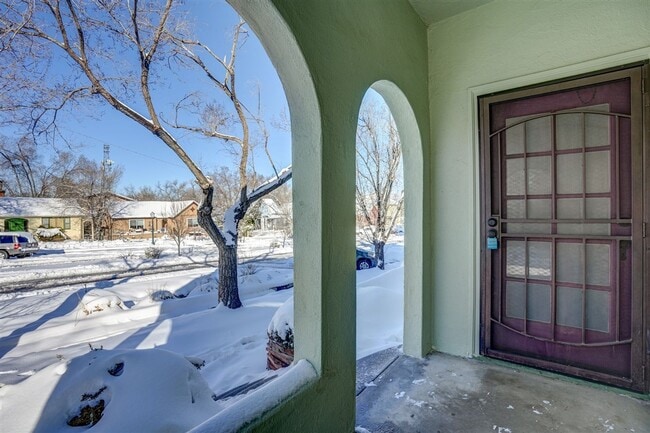 Building Photo - 125 N Alarcon St