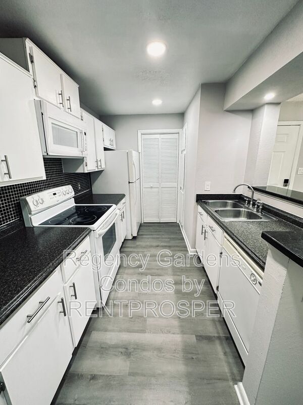 Building Photo - 5500 Devonbriar Way