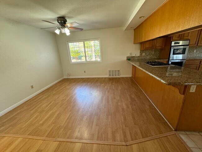 Building Photo - 1725 Hillcrest Ln