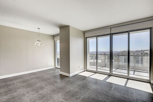 Foto del edificio - Turnberry Towers 4305W-Strip/City Views from this Stunning 3Bd/2.5Ba Residence