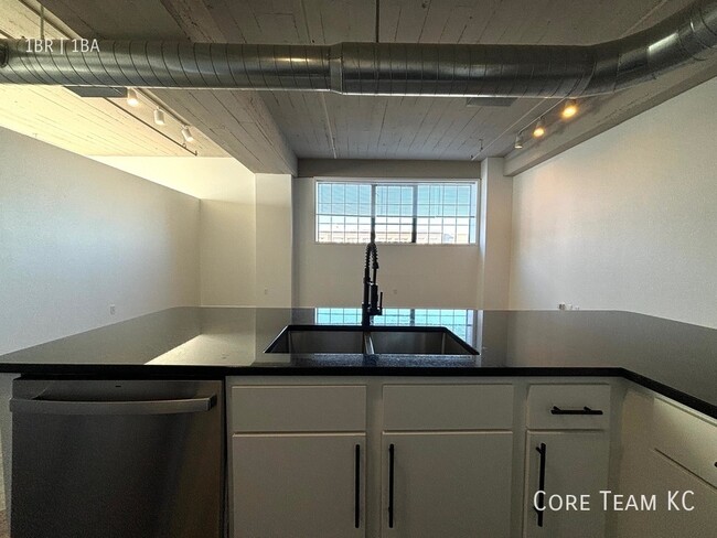 Foto del edificio - Large 1 Bedroom Loft Downtown