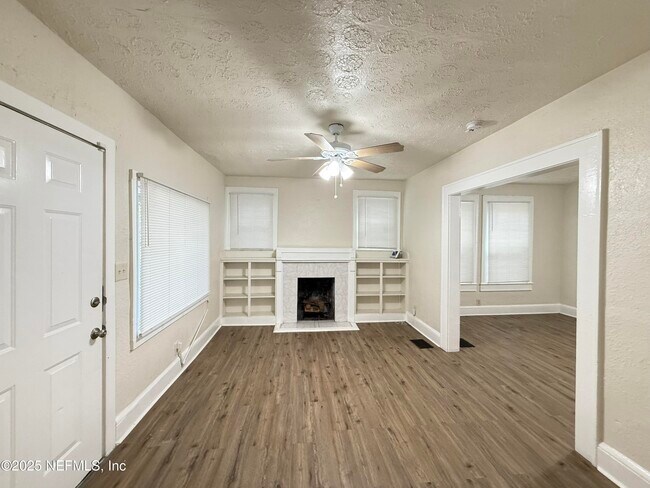 Building Photo - 1204 W 31st St