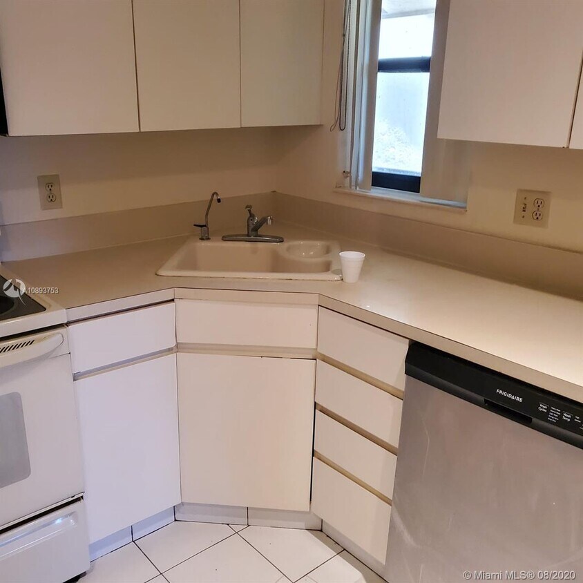 Building Photo - 3699 Cocoplum Cir