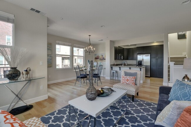 Building Photo - 325 Bautista Pl