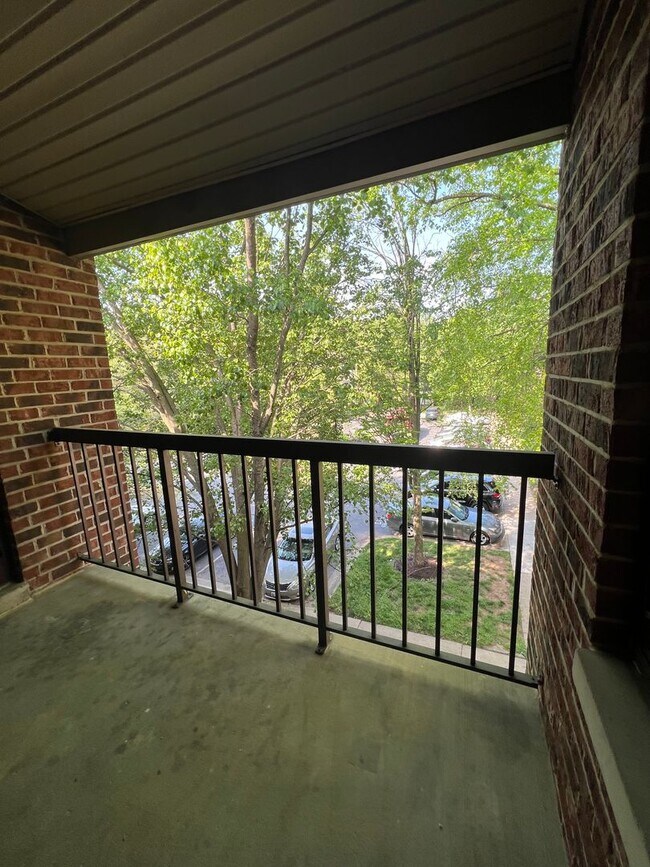 Building Photo - RENOVATED TOP LEVEL CONDO