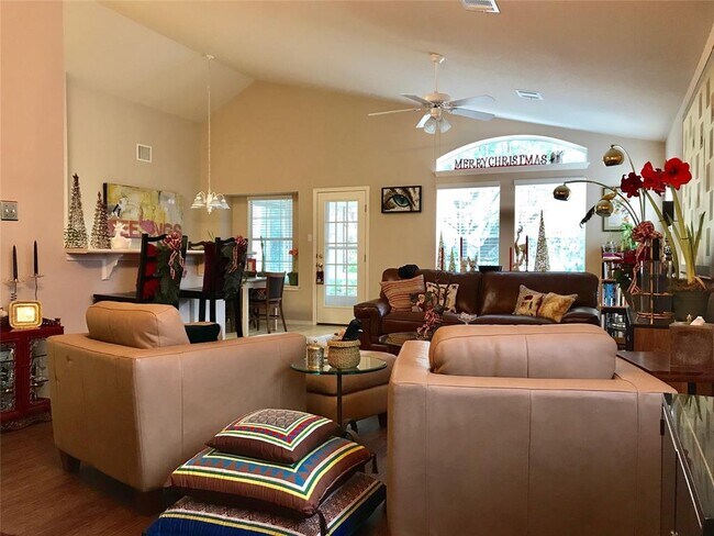 Foto del edificio - 10237 Beard Ave