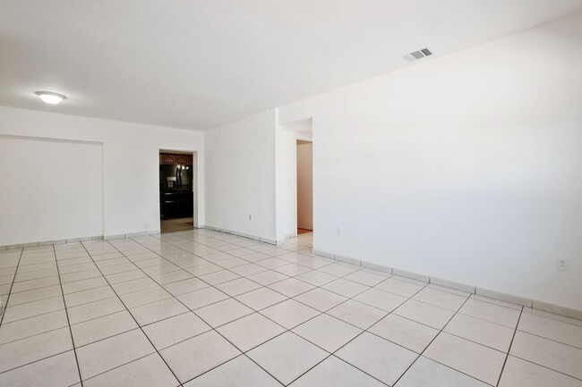 Foto del edificio - Comfortable 3-Bedroom Multifamily Home in Prime Miami Location