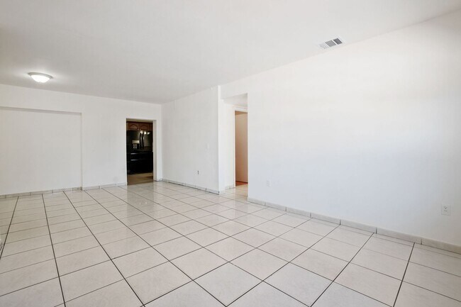 Foto del edificio - Comfortable 3-Bedroom Multifamily Home in Prime Miami Location (Water and electricity are included)
