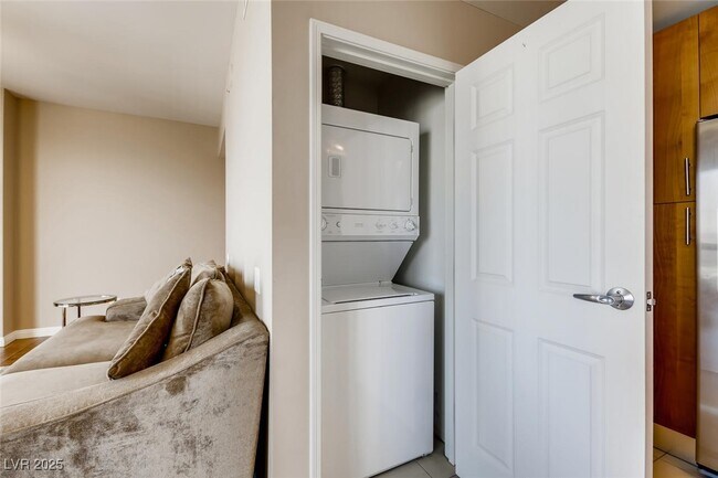 Foto del edificio - 200 W Sahara Ave