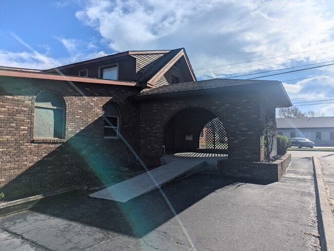 Building Photo - First Floor 3 Bed 2 Bath Apartment