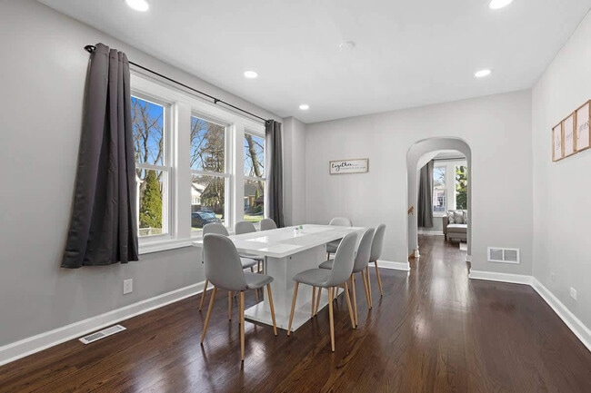 Building Photo - 6028 Crain St