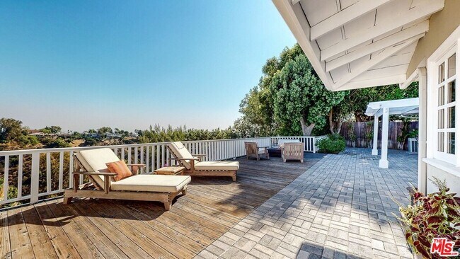 Building Photo - 2050 Linda Flora Dr