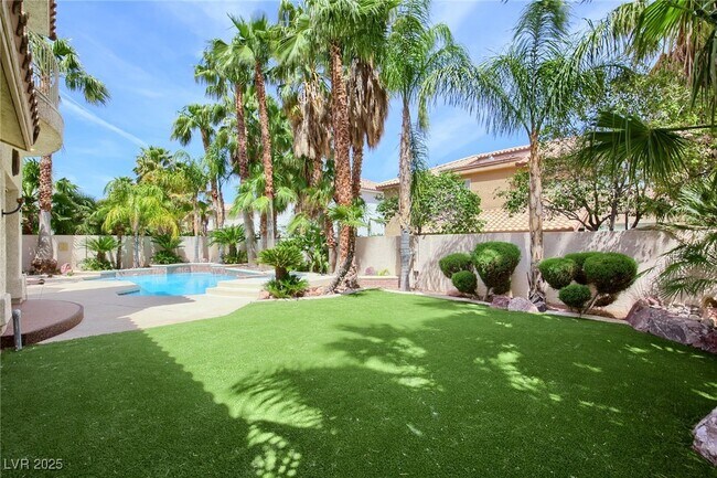 Foto del edificio - 8732 Castle Ridge Ave