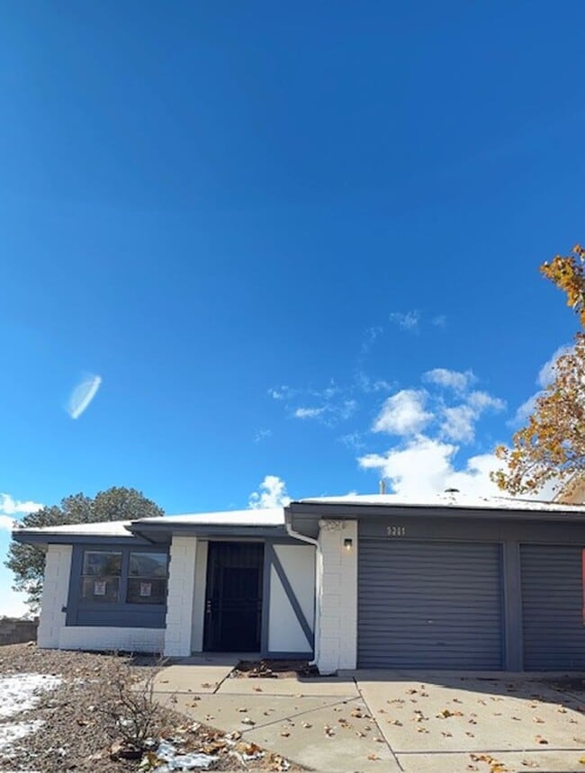 Building Photo - 5301 Camino Montano NE