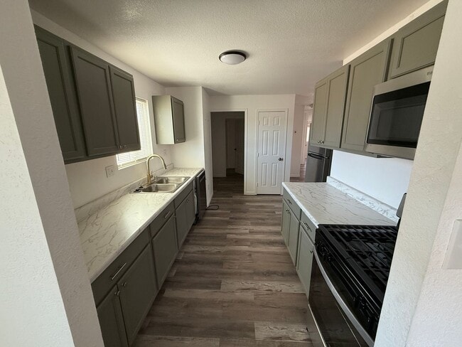 Building Photo - Beautiful fully remodeled 3 bedroom
