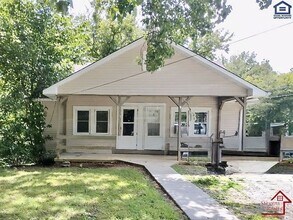 Building Photo - 1364 Crescent Dr