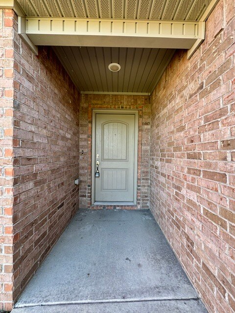 Building Photo - 508 Eagle Dr NE