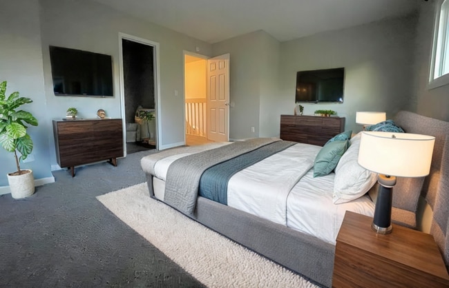 Building Photo - Spacious 3-bedroom, 2.5-bathroom Townhome
