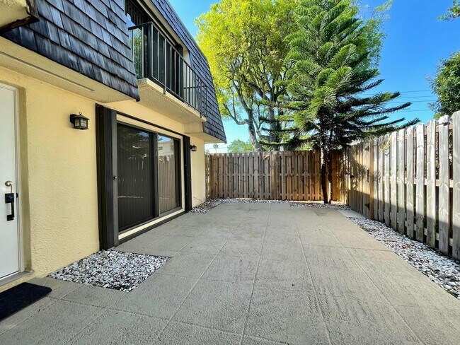 Foto del edificio - 221 Lake Arbor Dr