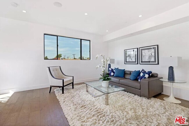 Foto del edificio - 6077 Hargis St