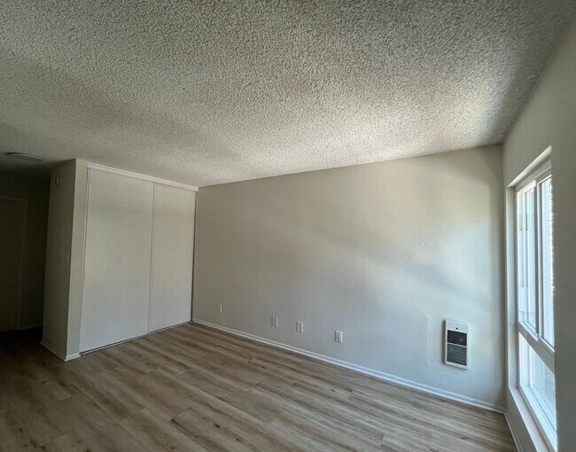 Foto del edificio - 9010 Tobias Ave
