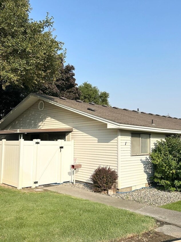 Primary Photo - For Rent – 4302 W Kennewick Ave #1