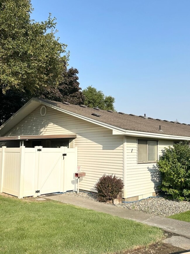 Building Photo - 4203 W Kennewick Ave