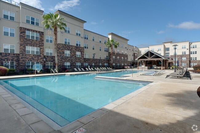 Outdoor Pool - Varsity House Gainesville