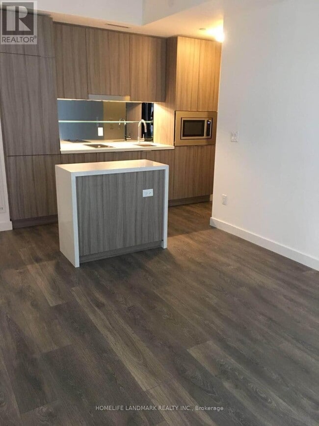 Building Photo - 215 Queen St W