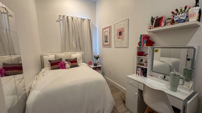 Building Photo - Oak Street 3 Bedroom - Half Block From Campus! Text (510)-631-1171 for more info!