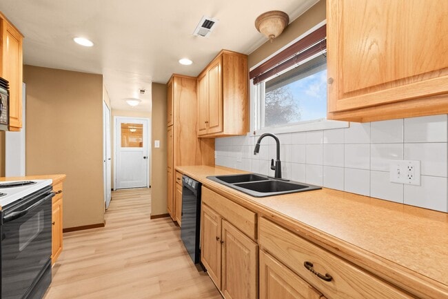 Building Photo - South Hill cute 2 Bed 1 Bath rancher with covered entertaining patio - Coming Soon 9/23