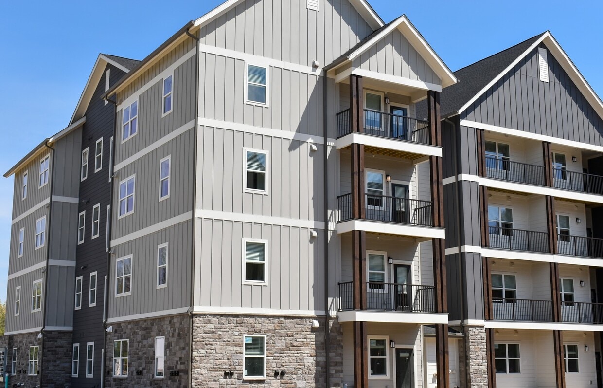 Primary Photo - Emerald Knoxville Apts.