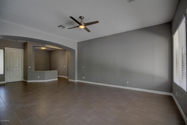 Foto del edificio - 4027 E Marshall Ave