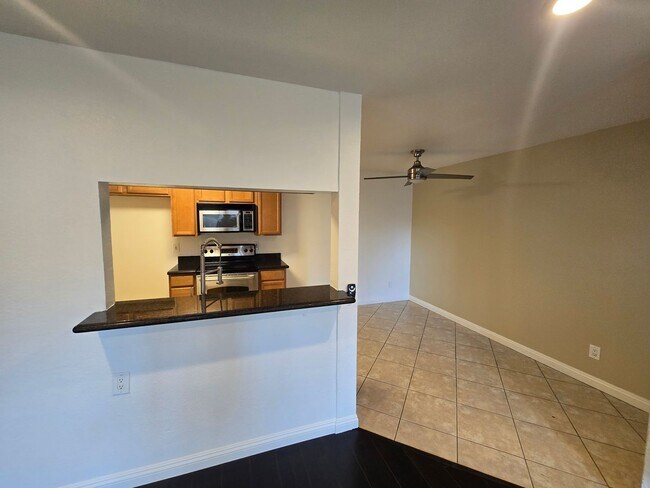 Foto del edificio - Monterey Villas: Lower 1 Bedroom 1 Bath Condo