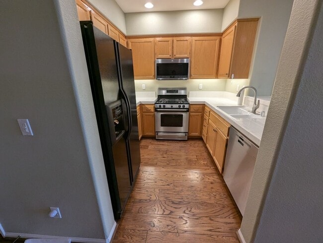 Building Photo - 3 Bedroom - 2.5 Bathroom Townhome in Scrip...