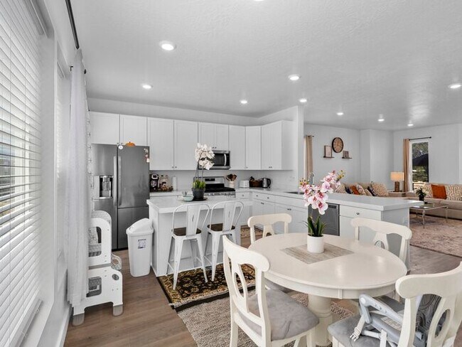 Building Photo - Gorgeous 3 Bed Condo with a rooftop patio!