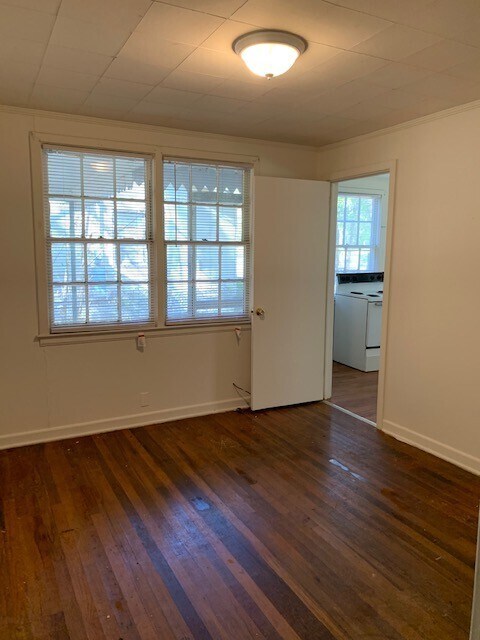 Building Photo - 3BD/1B home walking distance to VSU.