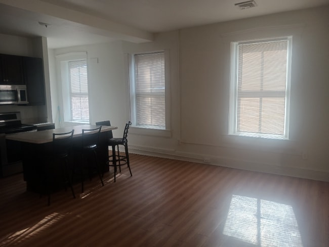 Foto del edificio - 323 N George St