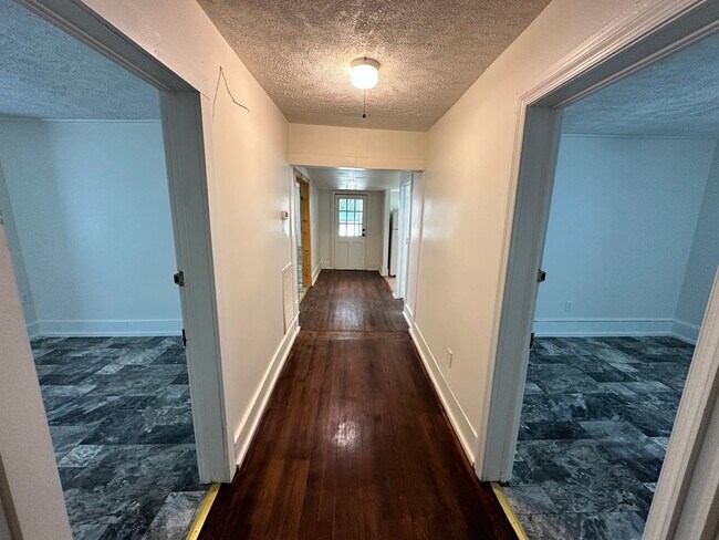 Foto del edificio - 3-Bedroom Home Walking Distance to Longwoo...