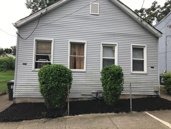 Building Photo - 315 E 11th St