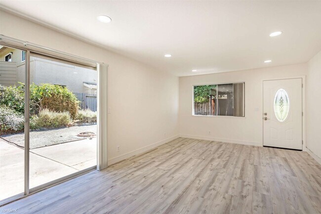 Building Photo - 2 br, 2 bath Duplex - 1316 Oxbow Court